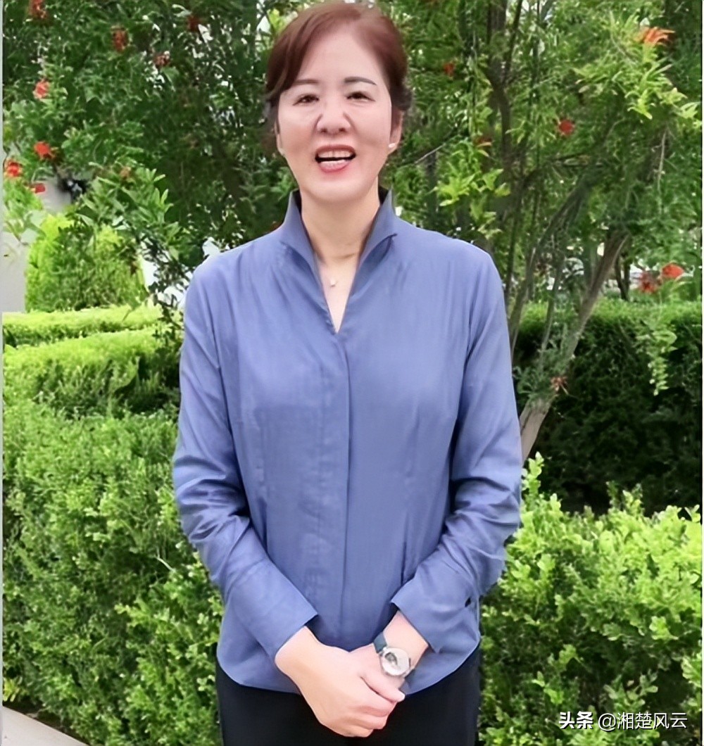 郎平一家与谷爱凌母女相聚,两家一起合影,郎导:是不是有点熟悉