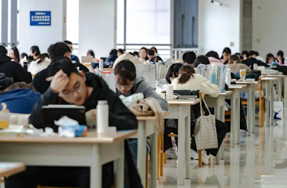 这类大学生被“打入冷宫”,考研出新规,成绩优秀也不会被录取