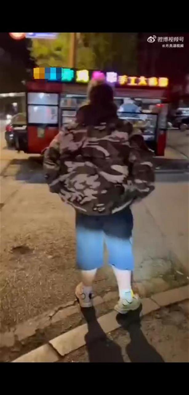 沈阳一老外辱骂摊贩并发生冲突，具体是什么情况？