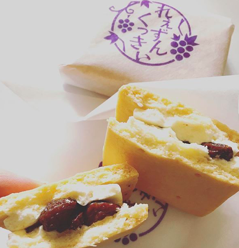 日妞午茶都爱「葡萄奶油夹心饼」酥香饼乾包覆酒渍葡萄，浓郁奶油入口即化停不了！