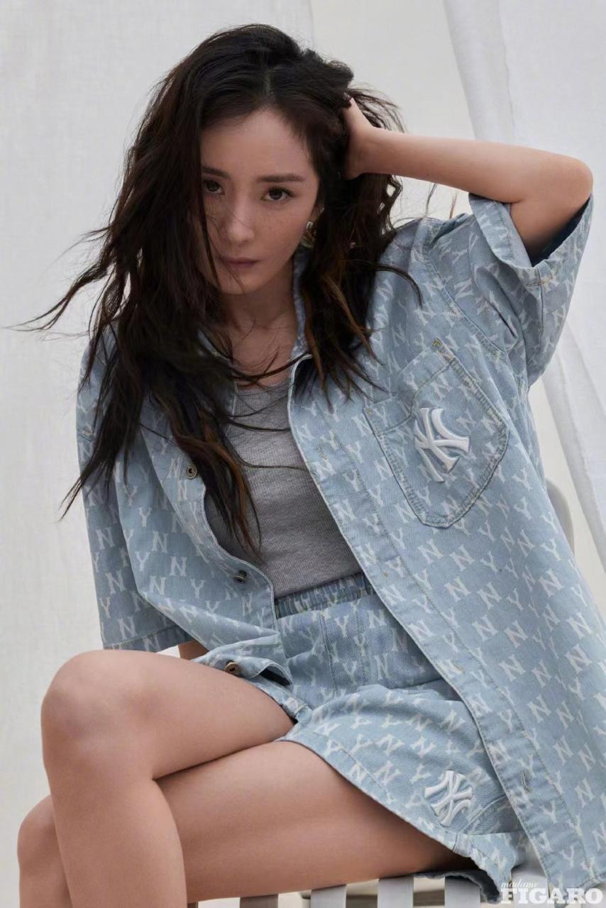 杨幂新大片身材秀得真过瘾！超短针织衫勒出S曲线，雀斑妆好惊艳