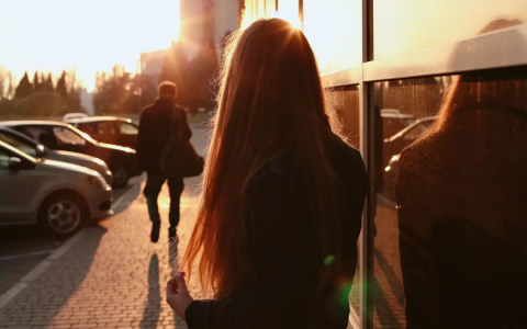 分手究竟有多痛？40人心理学研究：戒掉这种瘾，大脑真的会疼(分手不仅令人心理痛苦,还可能造成身体疼痛)