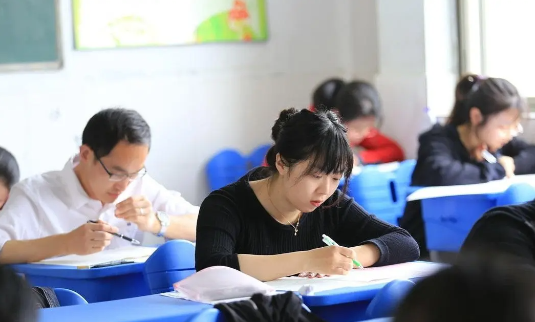 有教师证就能考教师编了?毕业生别太天真,其实还有很多报考限制