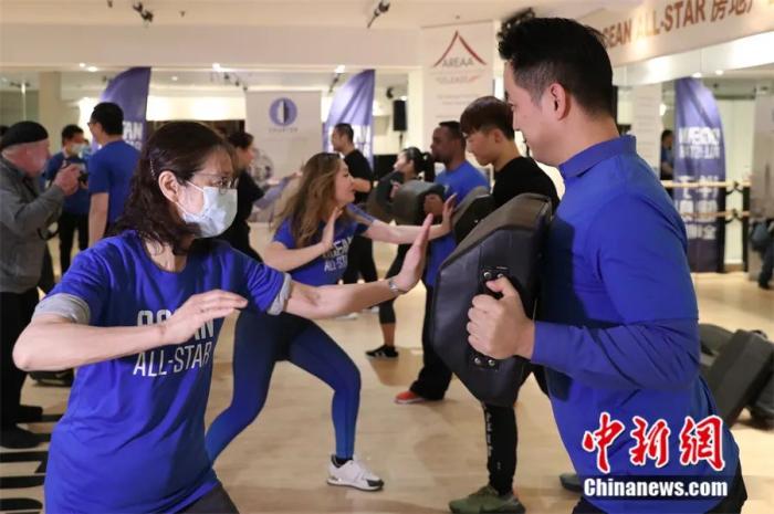 东西问 | 李丹婷：一部小说如何讲述美国华裔年轻人的身份认同？