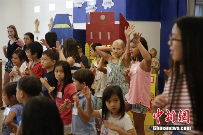 东西问 | 李丹婷：一部小说如何讲述美国华裔年轻人的身份认同？