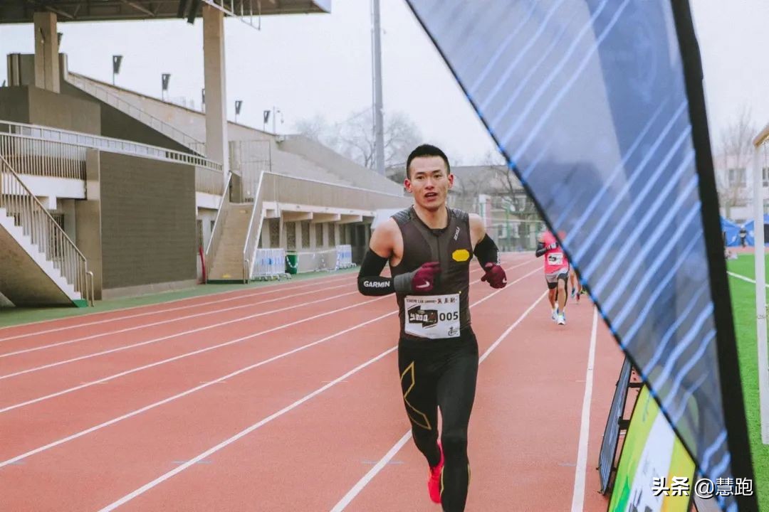 这位跑者从全马600到247：他的训练理念帮助很多跑者实现PB