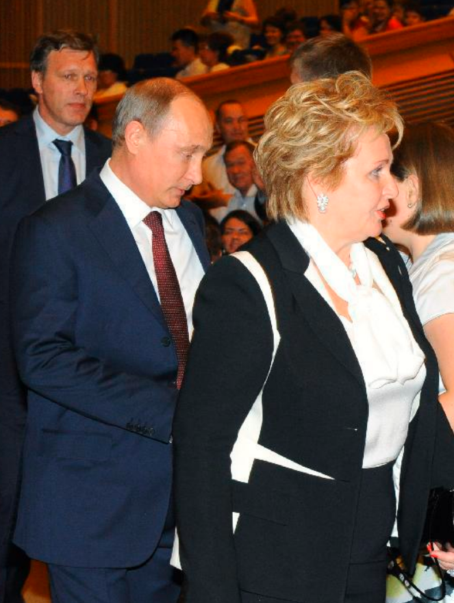 普京的铁汉柔情：与前妻厮守30年后无奈分手，她虽改嫁，他仍不娶