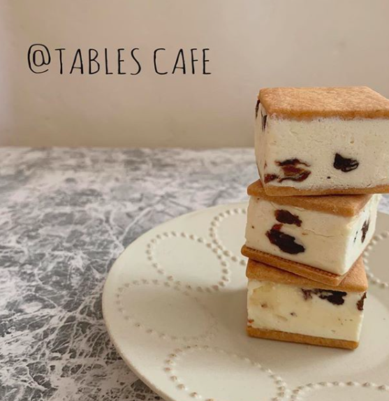 日妞午茶都爱「葡萄奶油夹心饼」酥香饼乾包覆酒渍葡萄，浓郁奶油入口即化停不了！