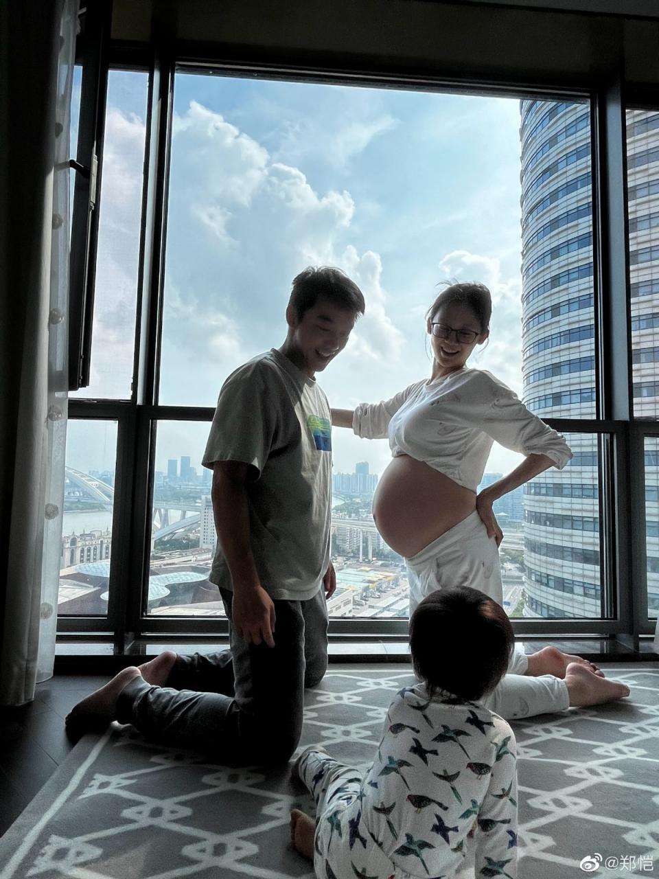 六一儿童节，郑恺官宣二胎得子，晒出妻子孕肚照，儿女双全了