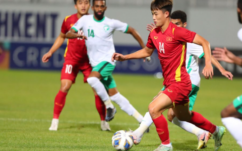 02!越南足球冠军梦破灭，门将断腿飞铲染红，战绩依然超越中国队。