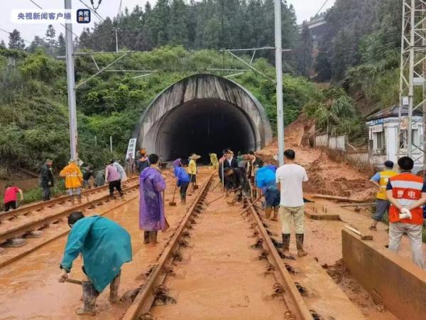 D2809司机发现异常5秒内采取紧急制动后不幸殉职！更多最新消息汇总→