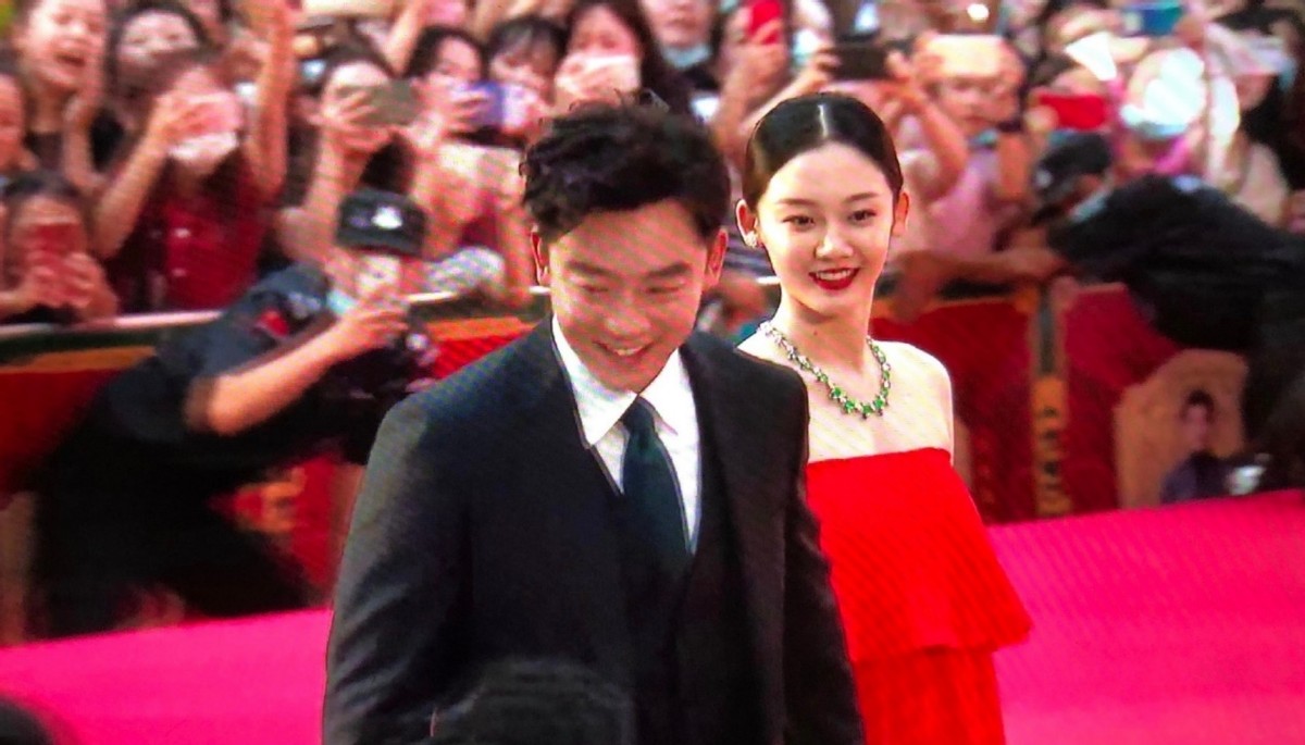 六一儿童节，郑恺官宣二胎得子，晒出妻子孕肚照，儿女双全了