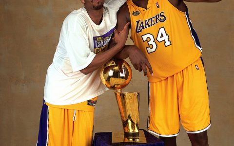 刘珂与科比·奥尼尔合影问:还要多久才能再看到三连冠？-