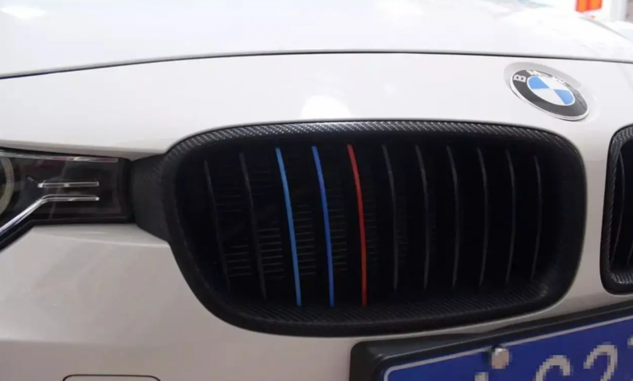 汽车科普：中网贴“三色带”是啥意思？一文给你讲清楚，不闹笑话