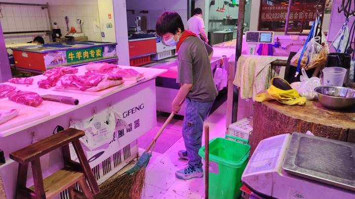 去年六一在杭州肉摊前看书的男孩怎样了？小店店主的孩子原来是这样的孩子啊