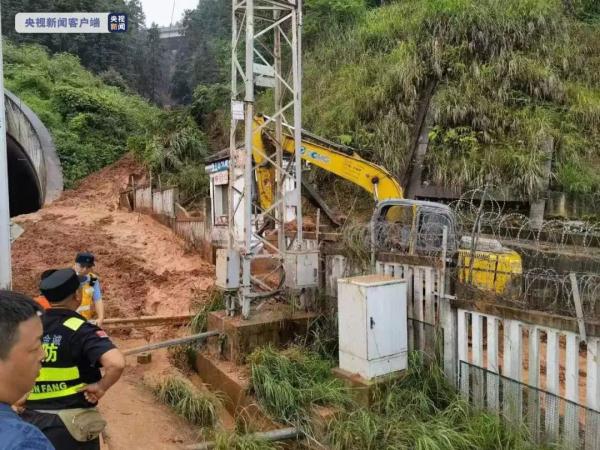 D2809司机发现异常5秒内采取紧急制动后不幸殉职！更多最新消息汇总→