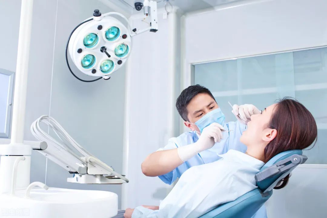 有牙周炎矫正是传统好还是隐形的好，隐形牙齿矫正大概要多少钱