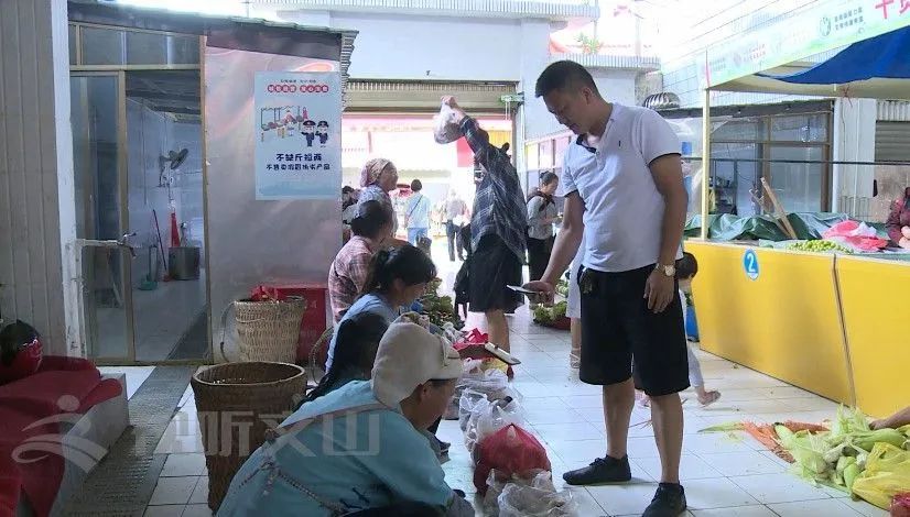 广东野生菌上市价格亲民，吃的时候要小心！