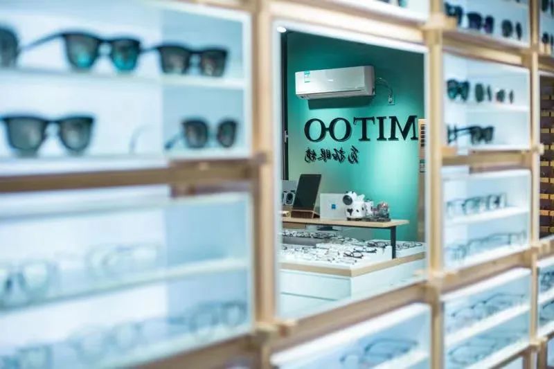 【三店通用|脱脱眼镜连锁店，提前一天预约】夏日新镜焕新，限时福利仅68元享脱脱眼镜1.60镜片套餐(基础验光品牌镜架价199