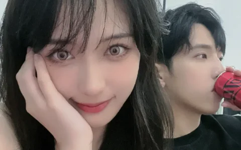 永不落幕的美女播音员宣布恋爱，男友身份曝光，和朋友拍亲密照被酸——