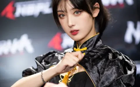 永不落幕的美女主持写真秀，COS核桃泳装皮肤，网友看不下去——