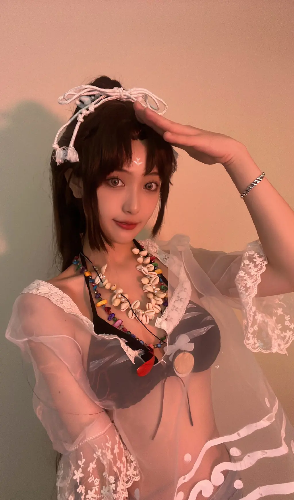 永不落幕的总决赛后，女解说员兑现承诺，给网友发了一张泳装照，给恋爱中的她打电话——