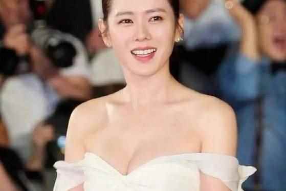 韩国顶级女神！41岁孙艺珍，居然也如此性感呢！